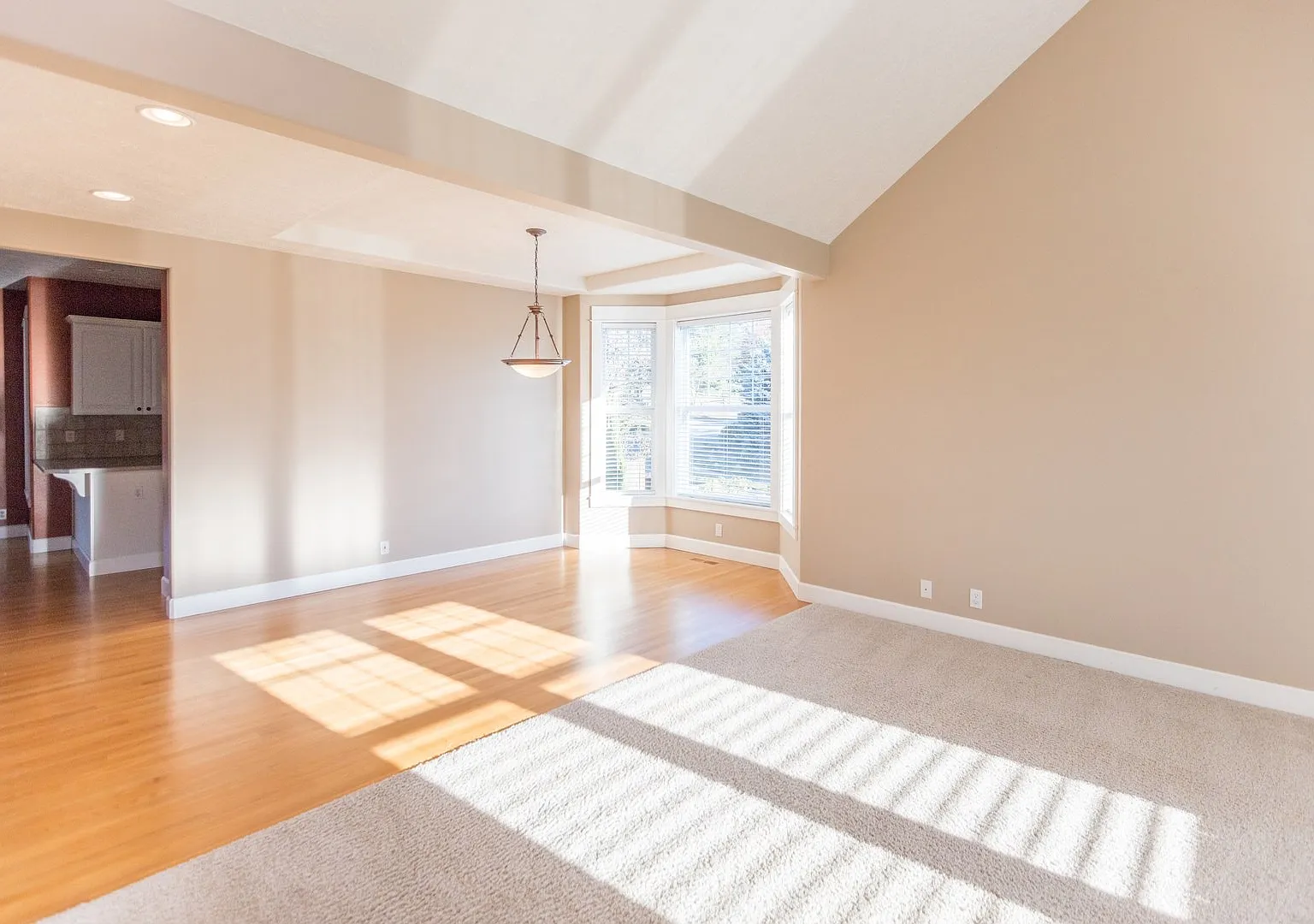 Beautiful 4 Bedroom home in Cascade Crest Available Now !! — Photo 3