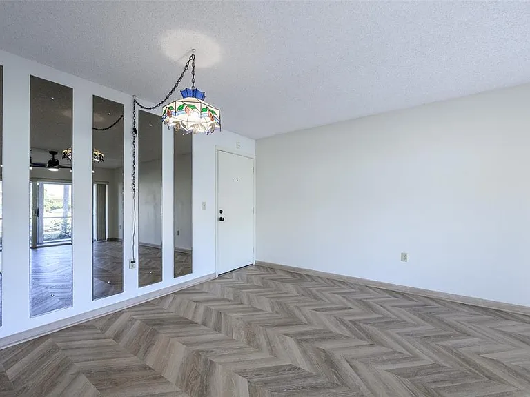 2300 Aaron St #114 — Photo 3