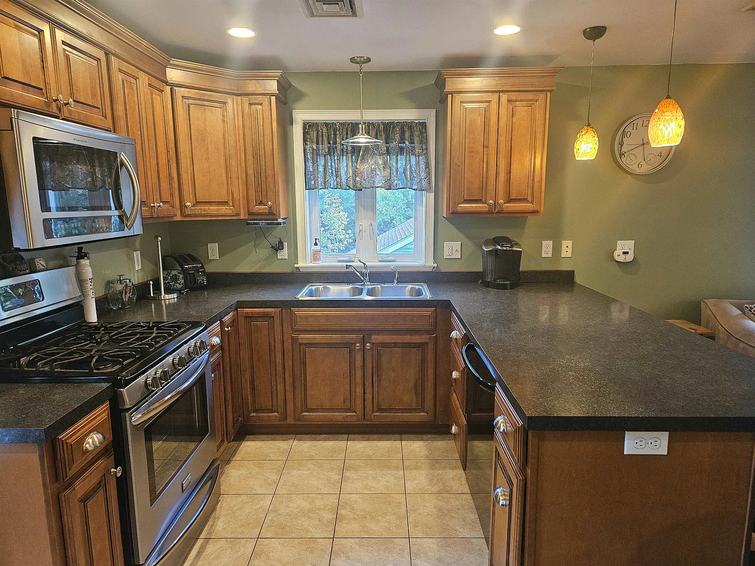 1 bed, 1.0 bath, 840 sqft, $1,250 — Photo 2