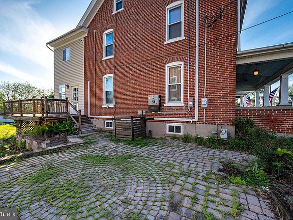 3rd image of 591 Dotts St