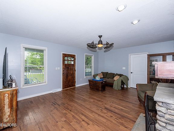 5th image of 209 Montgomery Ln