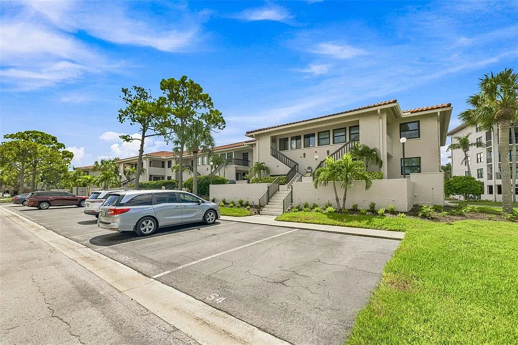 2 bed, 2.0 bath, 1065 sqft, $2,000 — Photo 2