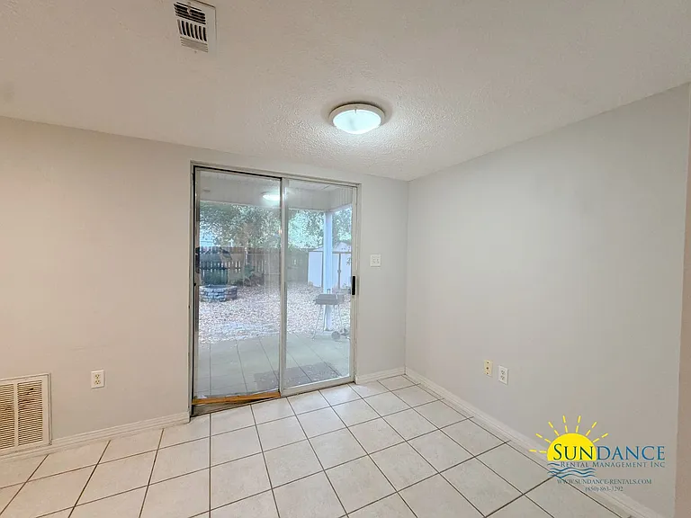 2400 Suwanee Ln — Photo 6