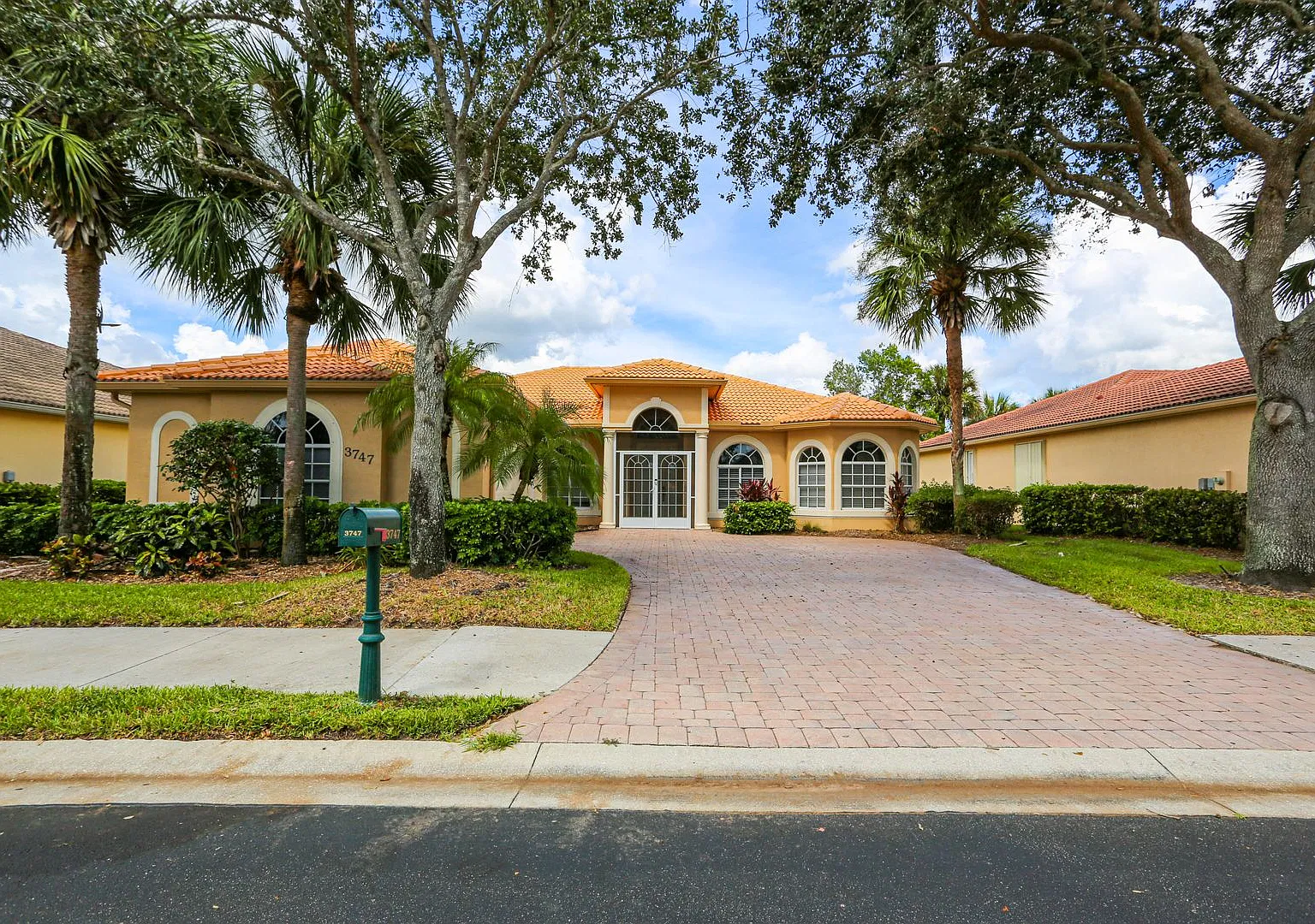 Pool Home On Canal Great For Fishing And Kayaking 3 Bed/2 Bath Single Family Great Community — Photo 1