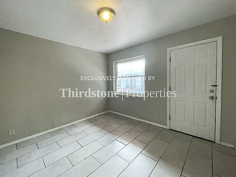 1437 W 26th St #4 — Photo 4