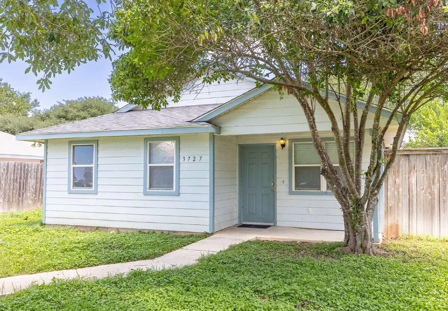 3 bed, 1.0 bath, 1060 sqft, $1,400 — Photo 3