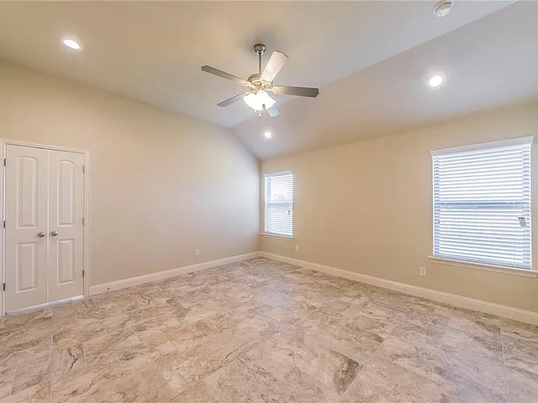 305 Jasmine Ct — Photo 8