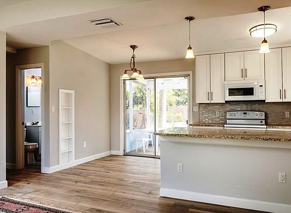 Eating Area opens to Screened Lanai