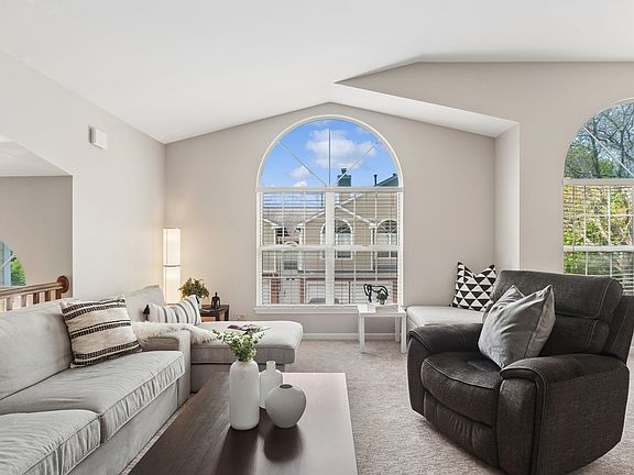 3rd image of 767 Grosse Pointe Cir