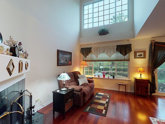 3rd image of 863 Pembrook Ct #863