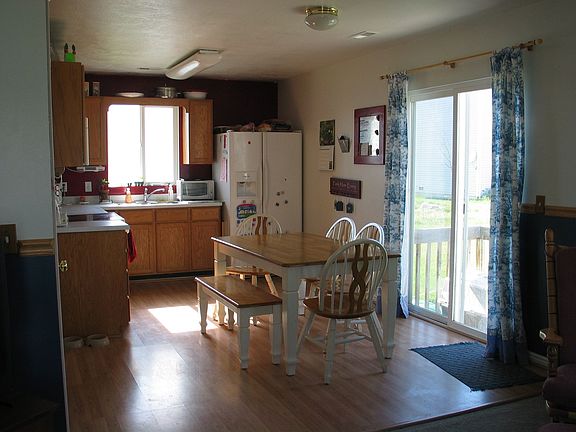 Cute kitchen w/ laminate wood flooring!