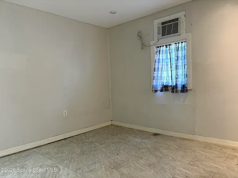 329 Pine Ave #E — Photo 6
