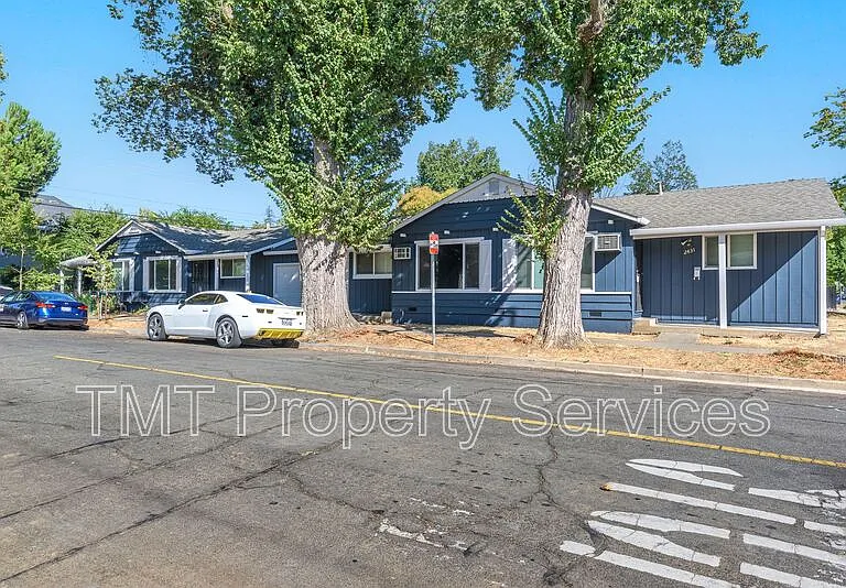 2431 33rd St — Photo 15