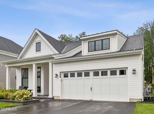 102 Grandview Cir, Farmingdale, NJ 07727