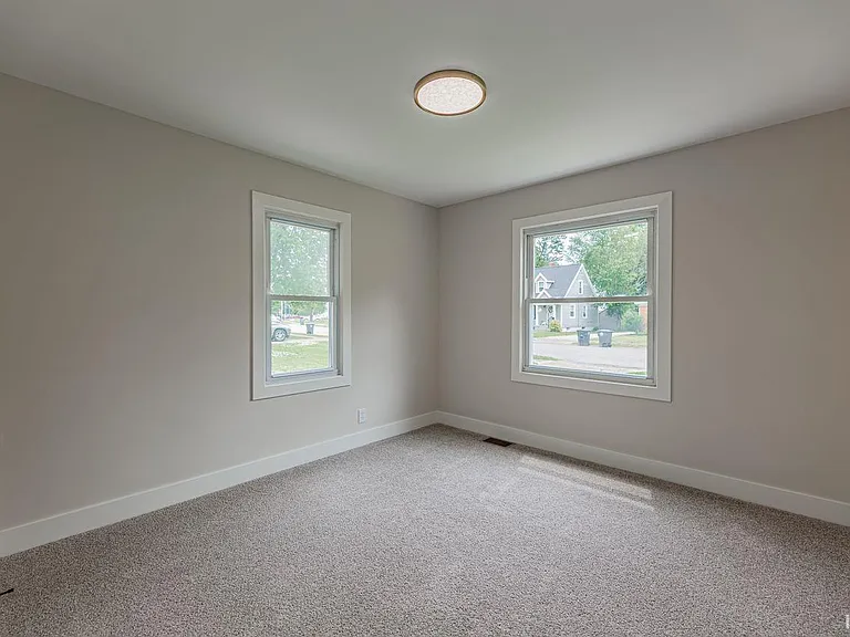 1628 E Blackford Ave — Photo 13