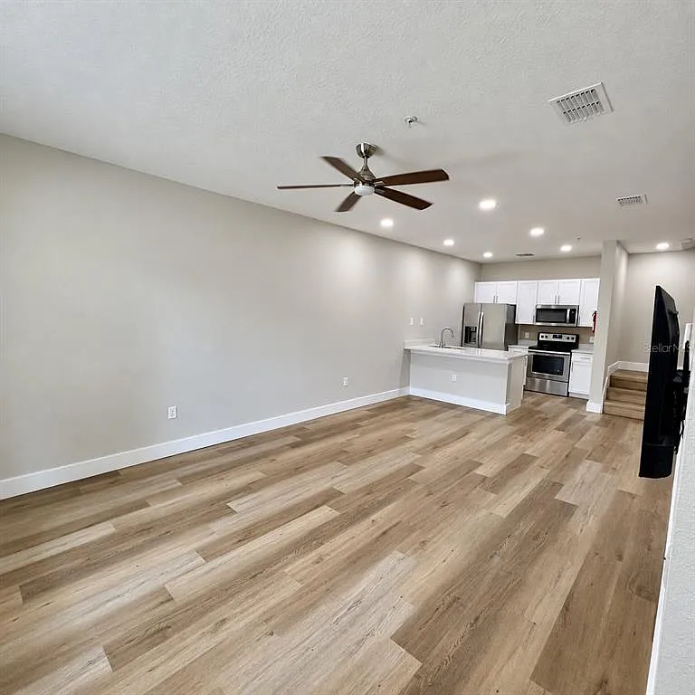 3 bed, 2.0 bath, 1300 sqft, $2,100 — Photo 4