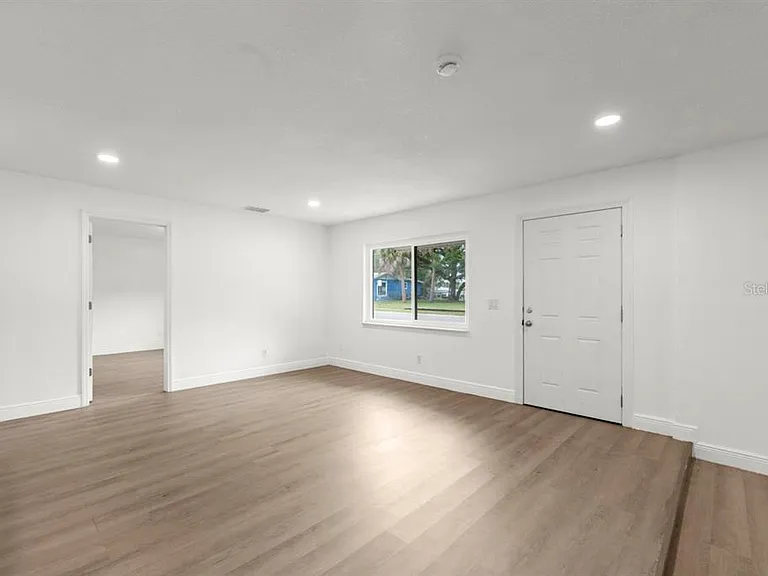 1087 Swan St — Photo 13