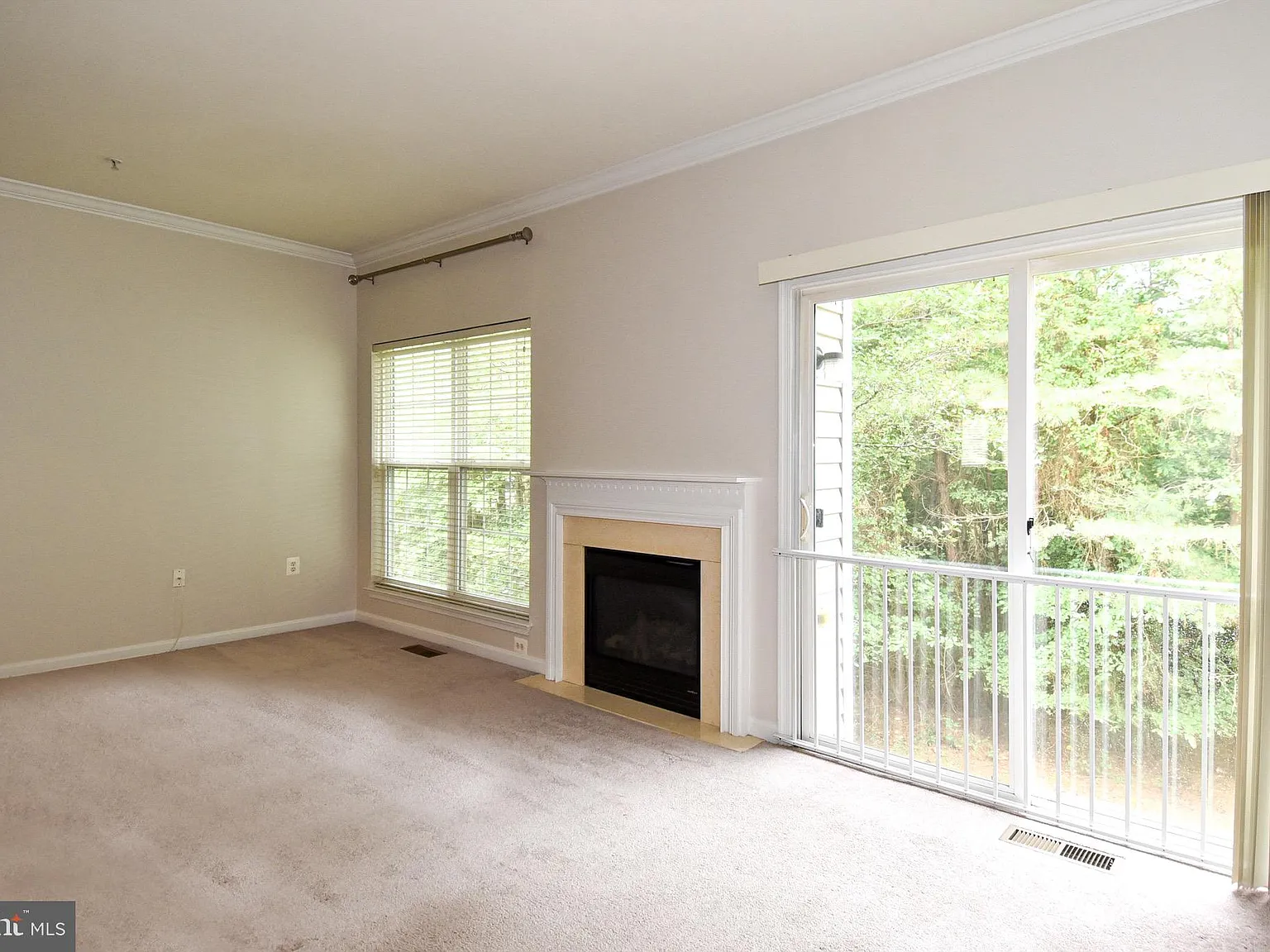 3 bed, 3.5 bath, 1412 sqft, $2,850 — Photo 3