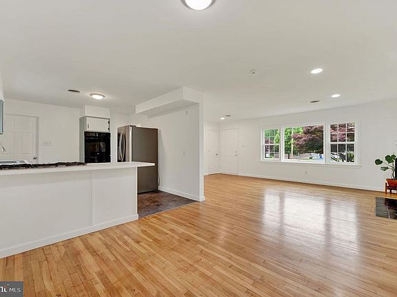 3rd image of 1546 Forrest Ave