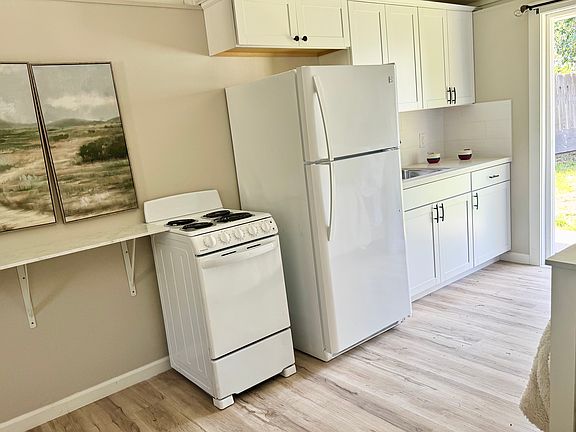 2nd image of 6015 N Alturas Ave #2