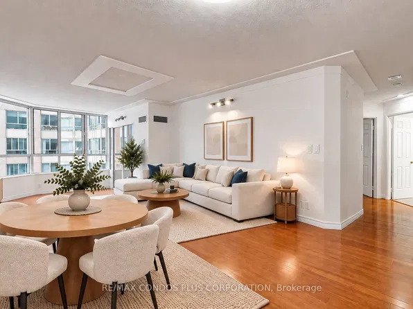 717 Bay St #702, Toronto, ON M5G 2J9