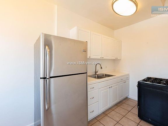 3rd image of 4717 Elmwood Ave APT 304