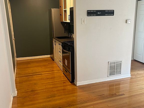 4th image of 4240 N Clarendon Ave APT 411S