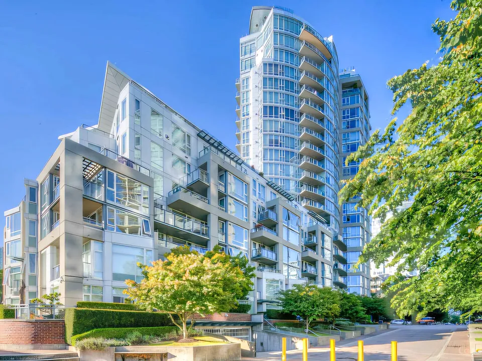 1383 Marinaside Cres