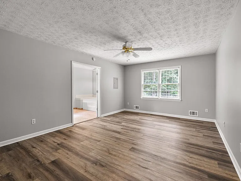 135 Firethorn Ln — Photo 14