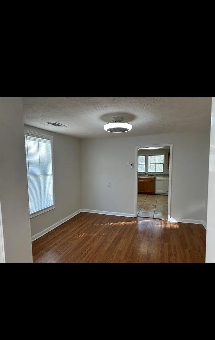3 bed, $1,250 — Photo 4