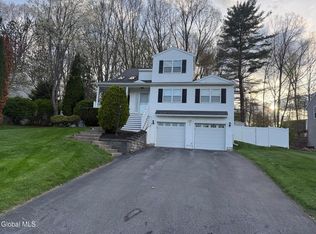 31 Ponderosa Dr, Halfmoon, NY 12065