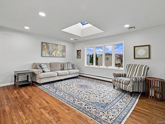 4th image of 3684 Oceanside Road E