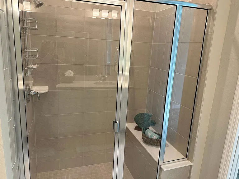 Deluxe shower with built in bench seat