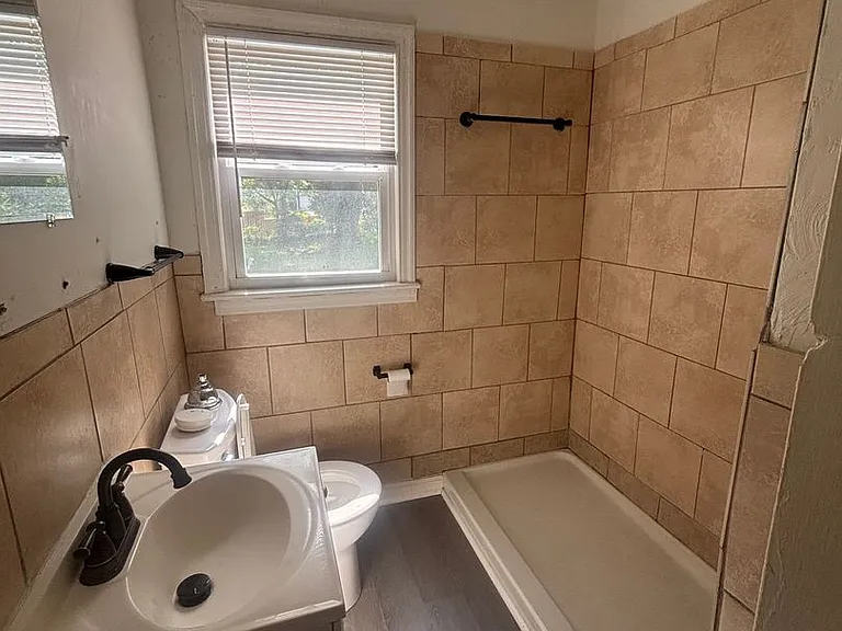 2912 Glenrose Ave NW — Photo 3