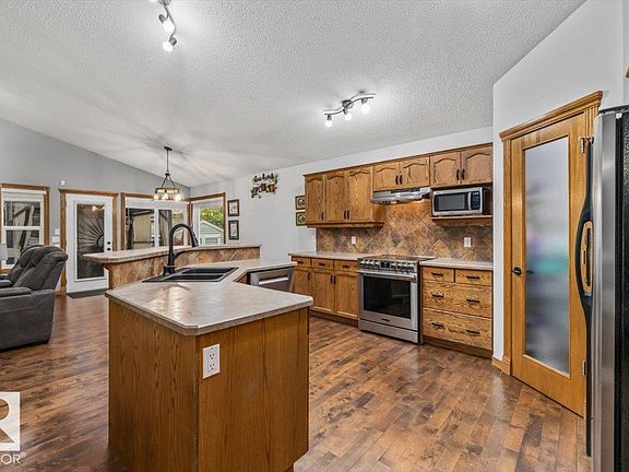 5th image of 61 Linkside Blvd