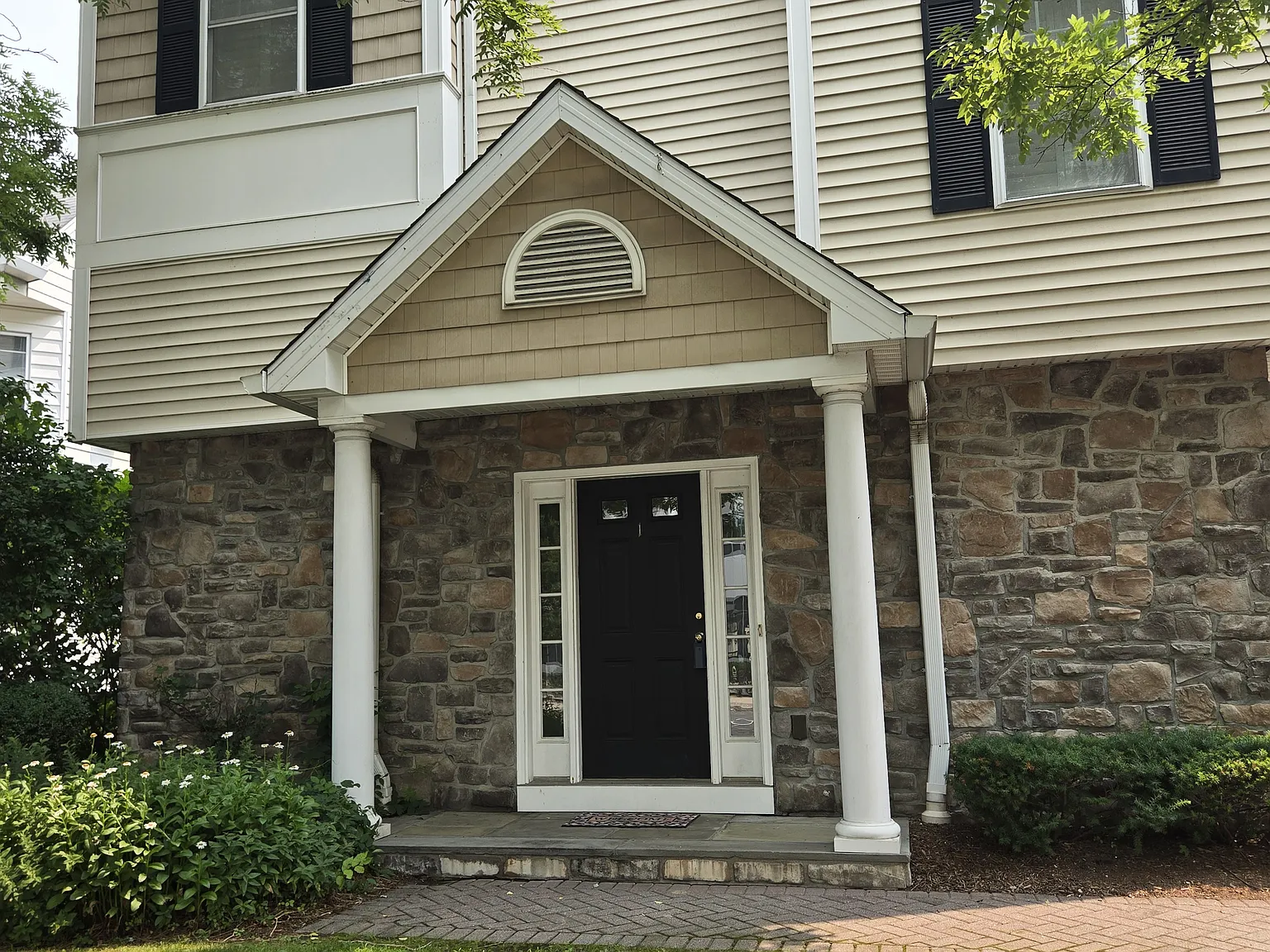 3 bed, 1880 sqft, $4,600 — Photo 1