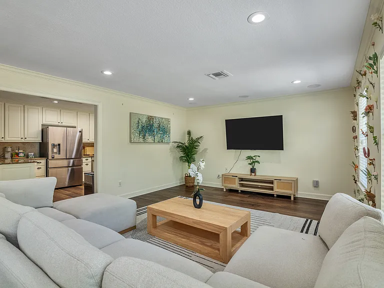 9606 Beverlyhill St — Photo 54