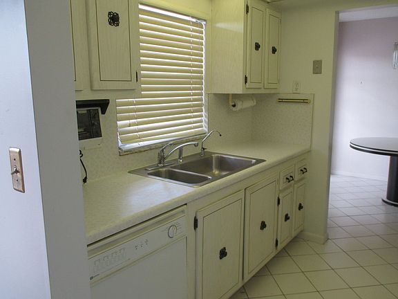 3rd image of 19 Golfs Edge APT F