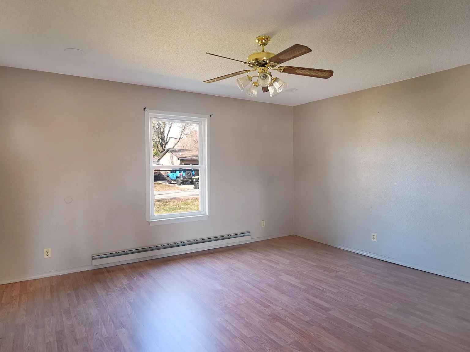 3 bed, 1.0 bath, 1100 sqft, $1,250 — Photo 3