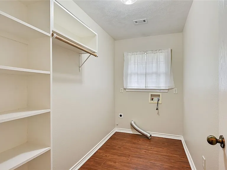 1208 Markham Ln — Photo 14