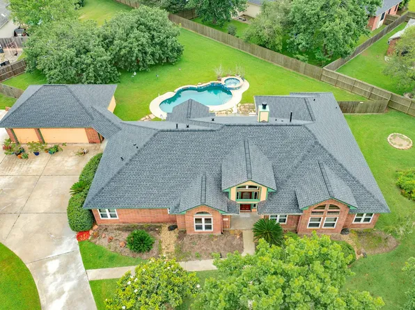 55 Mandevilla Ct, Lake Jackson, TX 77566