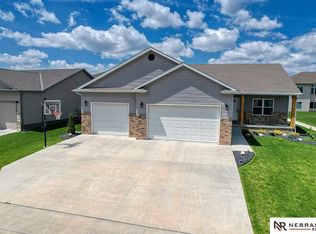 1233 N 100th St, Lincoln, NE 68527