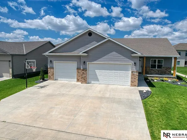 1233 N 100th St, Lincoln, NE 68527