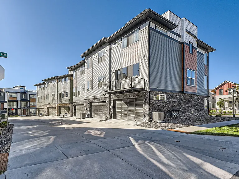 805 Promenade Dr — Photo 2