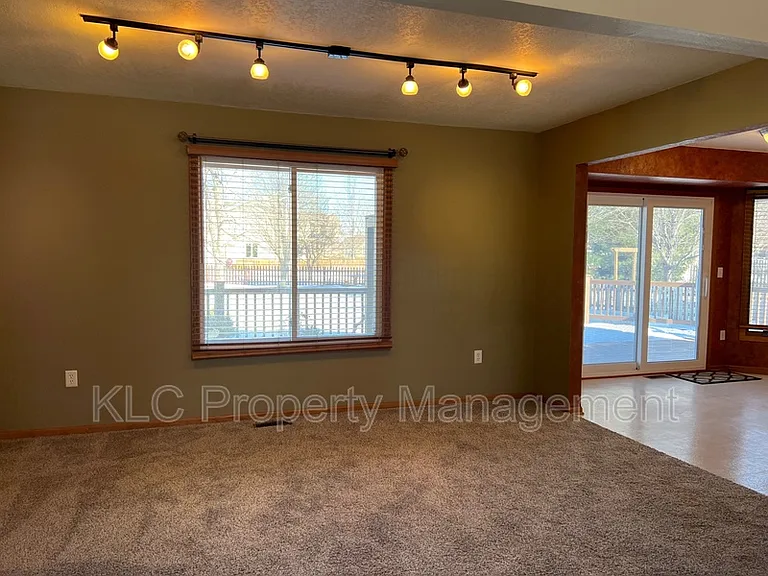 15177 Hawthorn Dr — Photo 5
