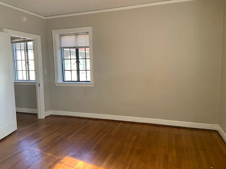 Winburn Court Apartments — Photo 25