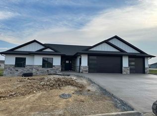 8202 Hugo Dr, Peosta, IA