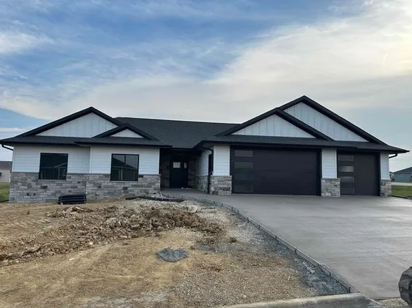 8202 Hugo Dr, Peosta, IA 52068