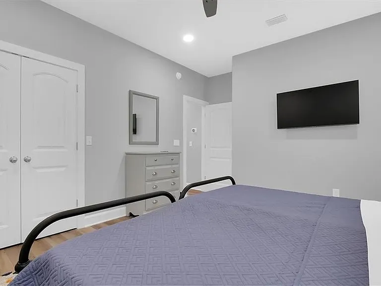 1115 E Broad St — Photo 5