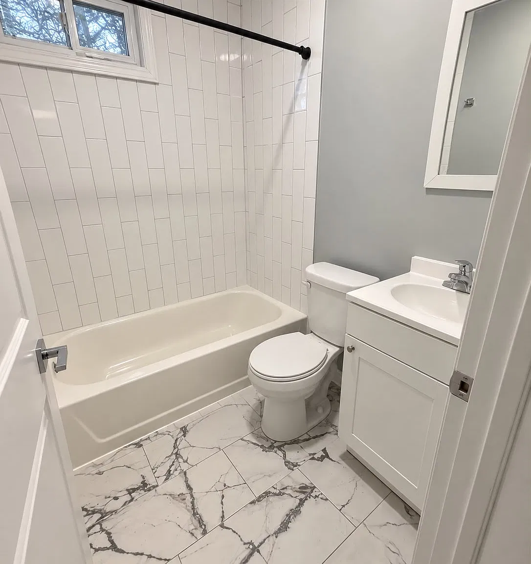 3 bed, 723 sqft, $2,045 — Photo 2